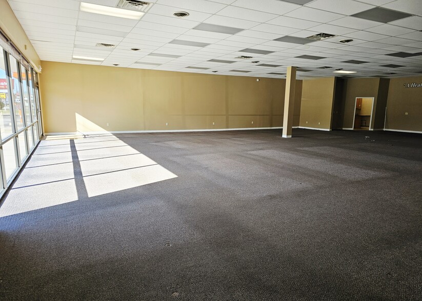 More Photos Of 12401 Shelbyville Rd, Louisville Freestanding For Lease