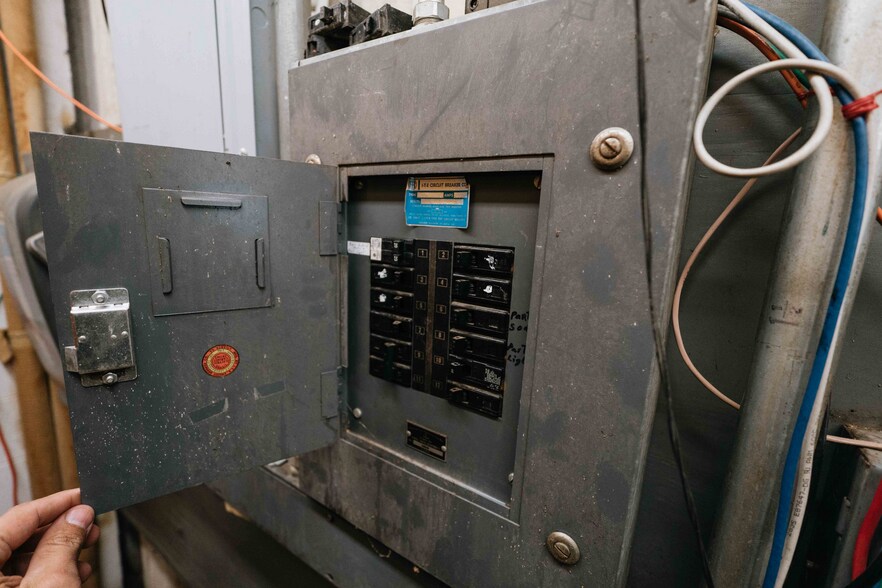 More Photos Of 2565 16th Ave, Columbus Light Manufacturing For Sale