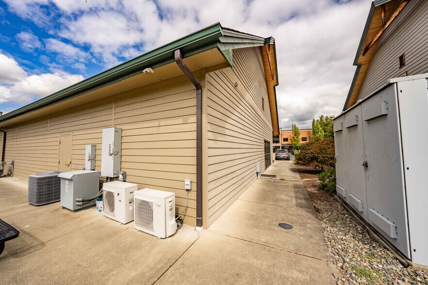 More Photos Of 1879 Williams Hwy, Grants Pass Medical For Sale