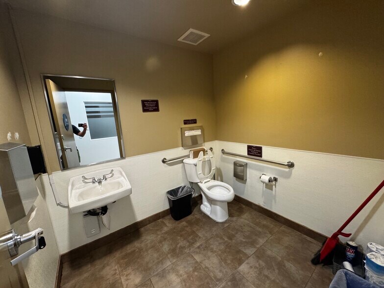 More Photos Of 44550 Village Ct, Palm Desert Office For Lease