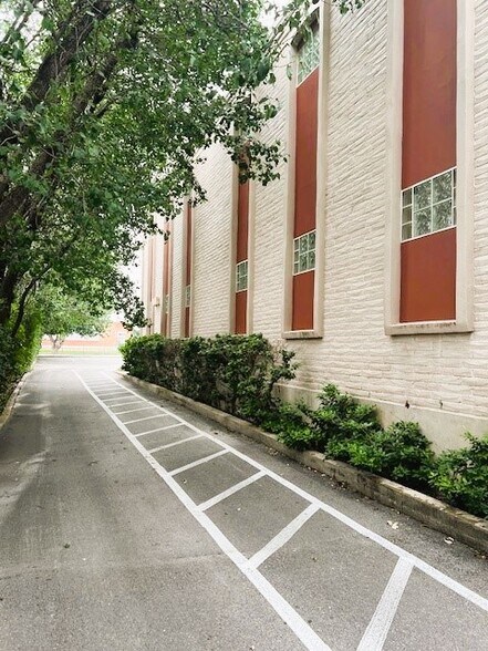 More Photos Of 7809 Broadway St, San Antonio Office For Sale