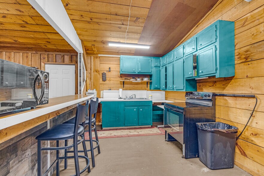 More Photos Of 252 Komplex Dr, Carnesville Warehouse For Sale