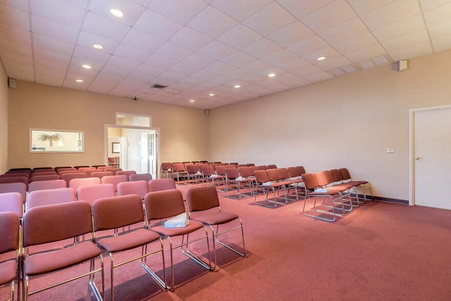 More Photos Of 1036 Derbyshire Rd, Daytona Beach Office For Sale