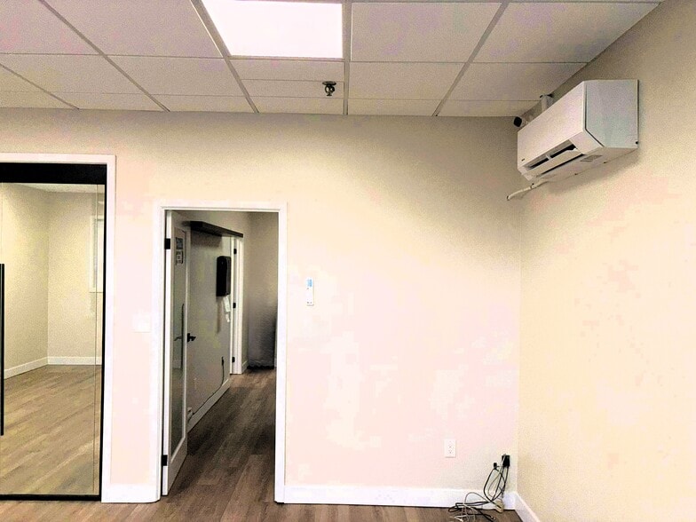 More Photos Of 90 Esna Park Dr, Markham Service For Lease