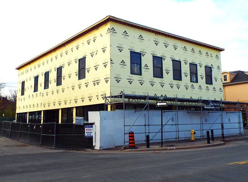 More Photos Of 124 Brock St N, Whitby Freestanding For Lease