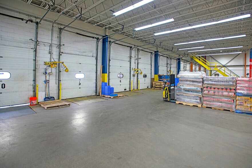 More Photos Of 570 Cottage St, Springfield Warehouse For Lease