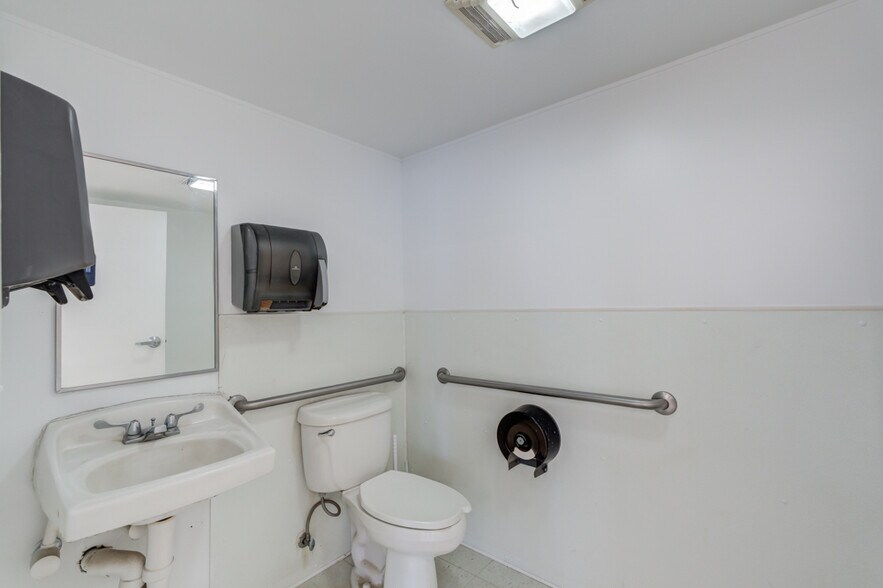 More Photos Of 5819 4th St, Lubbock Freestanding For Lease