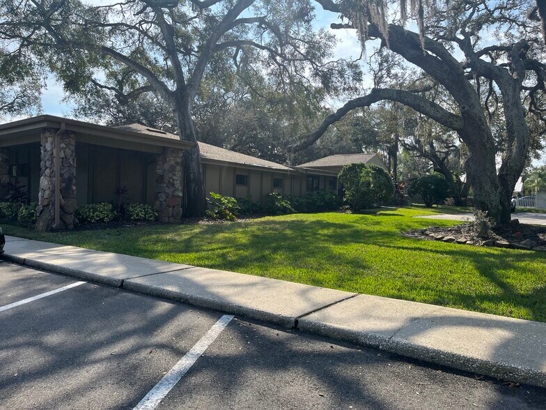 More Photos Of 911-917 S Parsons Ave, Brandon Office For Lease