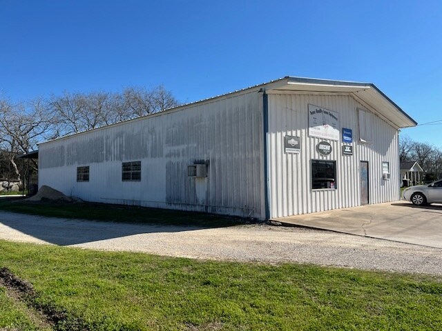 More Photos Of 707 E Milam St, Wharton Showroom For Sale
