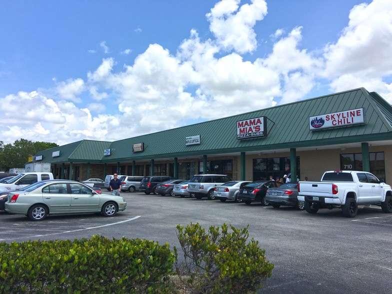 More Photos Of 710-778 9th St N, Naples Freestanding For Lease