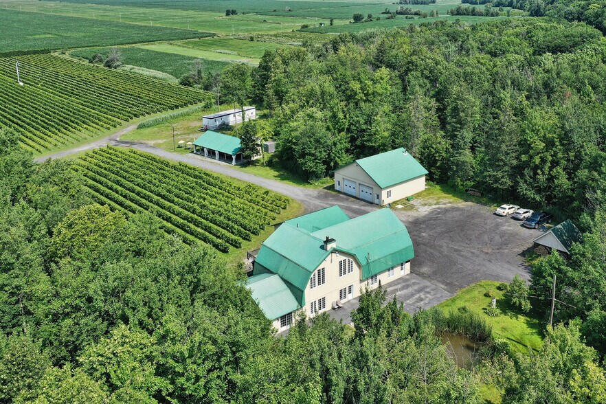 More Photos Of 4310 Chem. du Cordon, Varennes Winery Vineyard For Sale