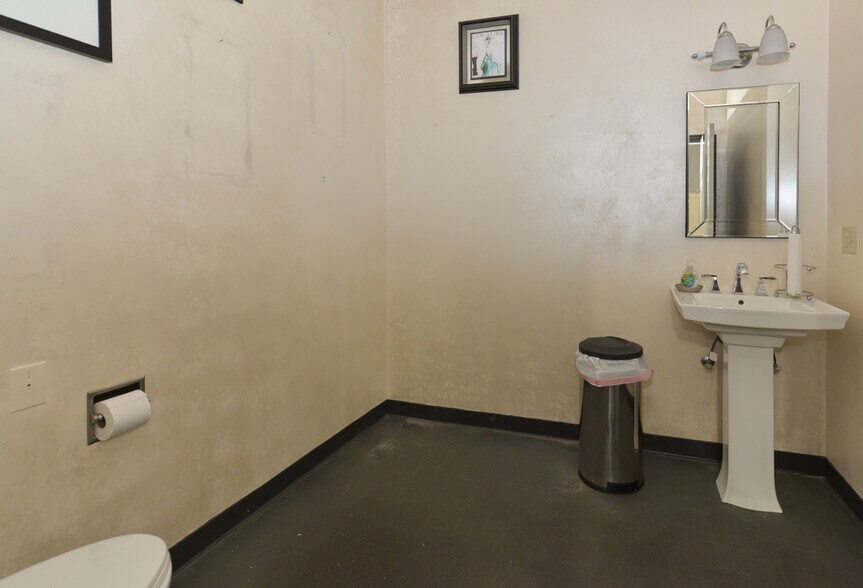More Photos Of 8 Pecks Ln, Newtown Flex For Lease