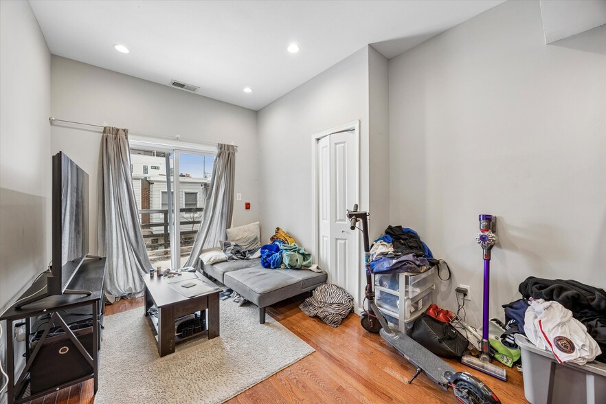 More Photos Of 1909 S Broad St, Philadelphia Office Residential For Sale