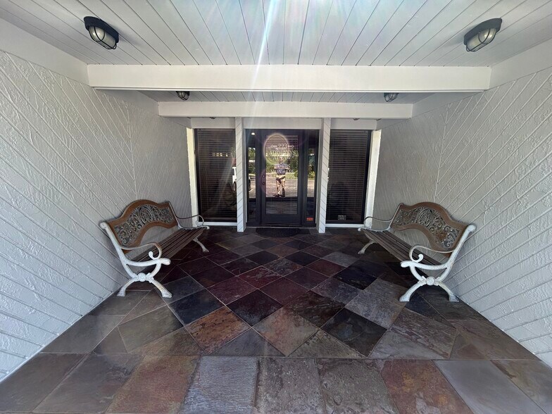 More Photos Of 223 Lithia Pinecrest Rd, Brandon Office For Sale