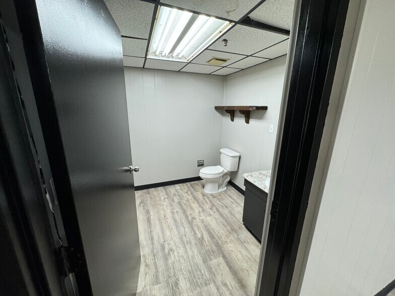 More Photos Of 300 Winona St, Knoxville Distribution For Lease