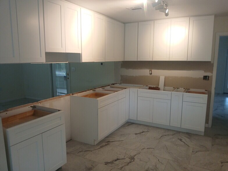 More Photos Of 1506 Avenue D, Katy Office For Sale