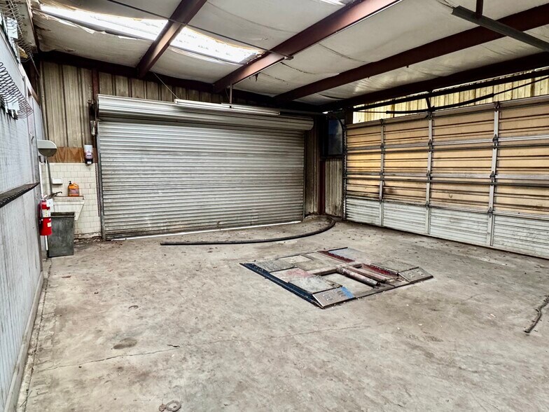 More Photos Of 6211 Blanding Blvd, Jacksonville Auto Repair For Lease