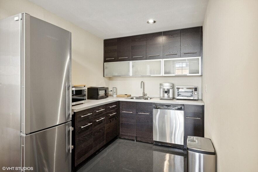 More Photos Of 944 W Huron St, Chicago Office Residential For Lease