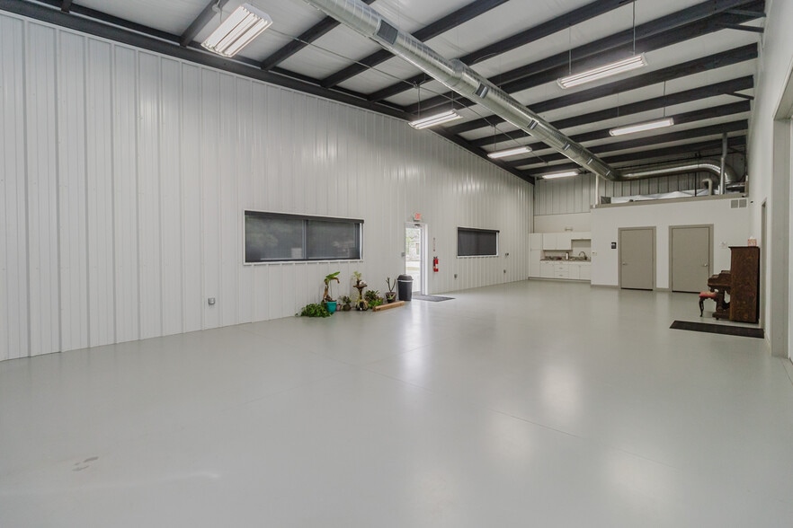 More Photos Of 2325 S Crest St, Wichita Warehouse For Sale