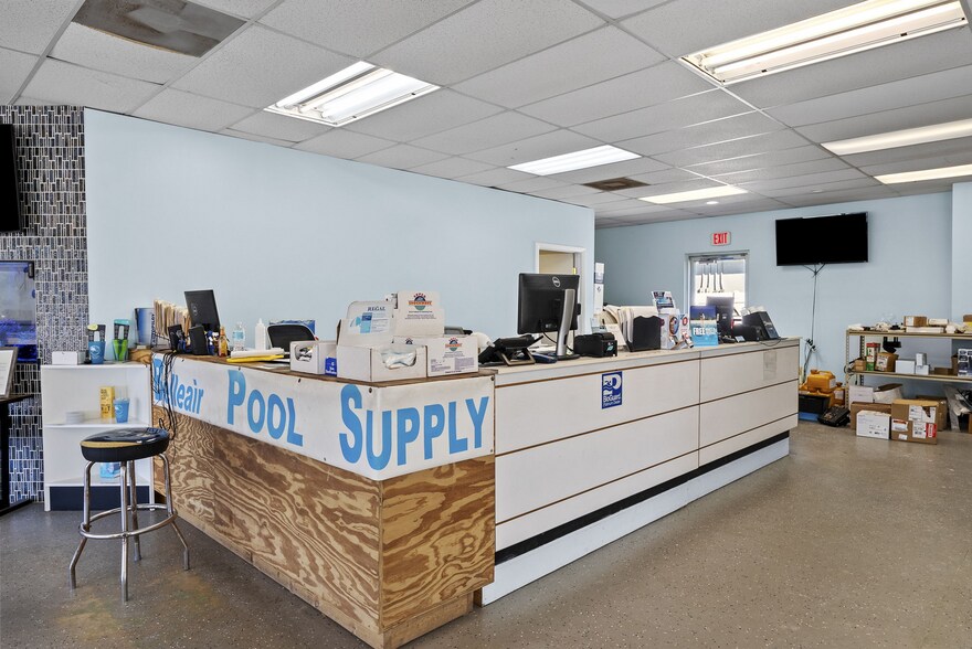 More Photos Of 1400 W Bay Dr, Largo General Retail For Sale