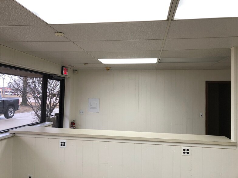 More Photos Of 20169-20189 Northline Rd, Taylor Warehouse For Lease