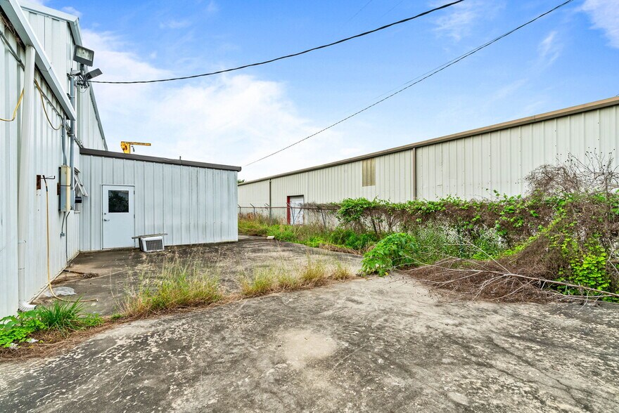 More Photos Of 3806 E Rio Grande St, Victoria Warehouse For Sale