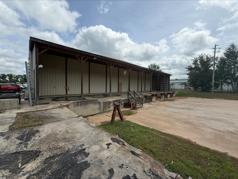 More Photos Of 2336 Lawrence Ave, Atlanta Truck Terminal For Lease