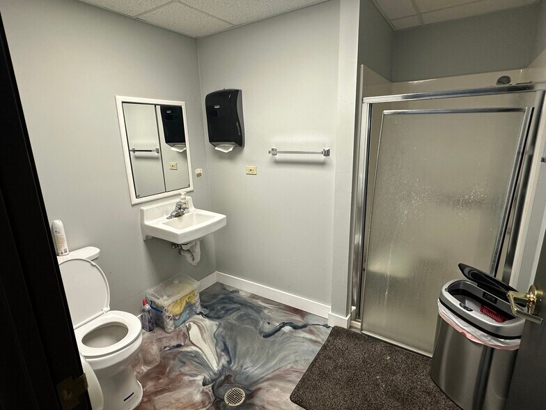 More Photos Of 1717-1721 Oak Dr, Mchenry Manufacturing For Sale