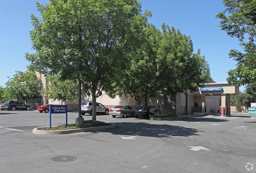 More Photos Of 1300 W F St, Oakdale Drugstore For Lease