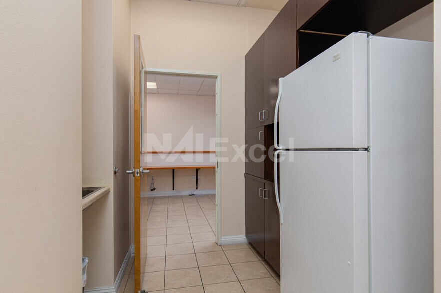 More Photos Of 1669 W Horizon Ridge Pky, Henderson Office For Sale