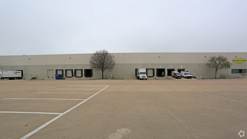 More Photos Of 1520 Luna Rd, Carrollton Warehouse For Lease