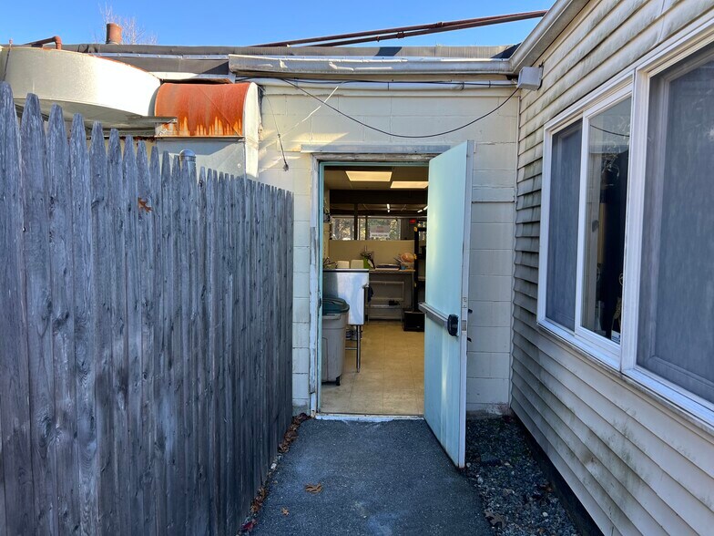 More Photos Of 128 Pleasant View Ave, Smithfield Freestanding For Lease