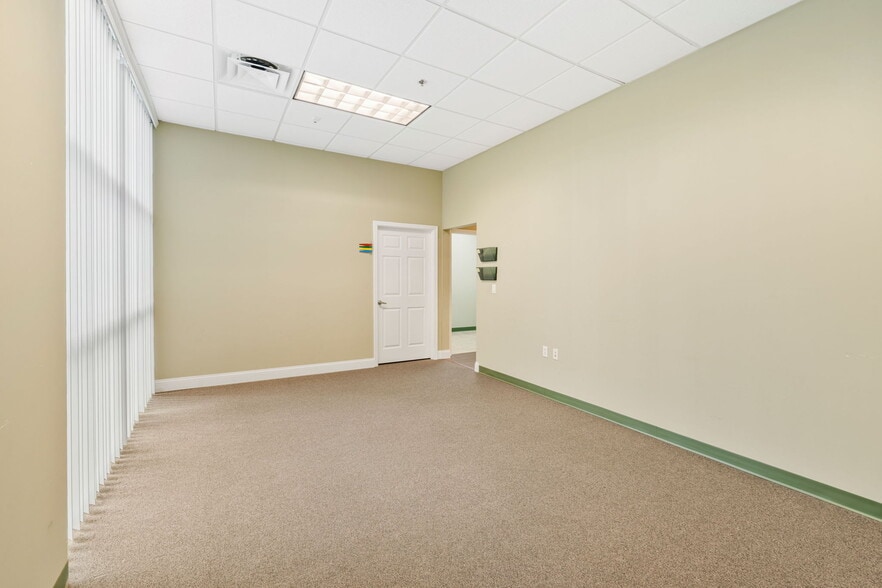 More Photos Of 11602 Lake Underhill Rd, Orlando Flex For Lease