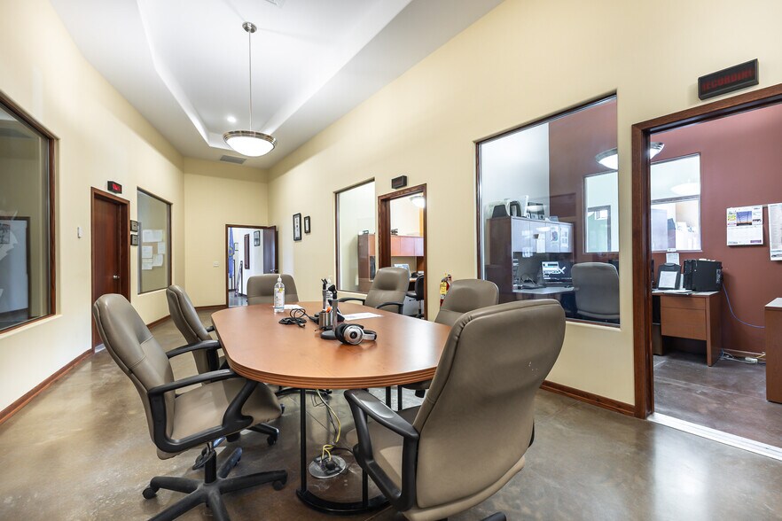 More Photos Of 1055 University Ave, Dubuque Office For Sale