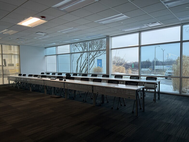 More Photos Of 265 Spring Lake Dr, Itasca Showroom For Lease