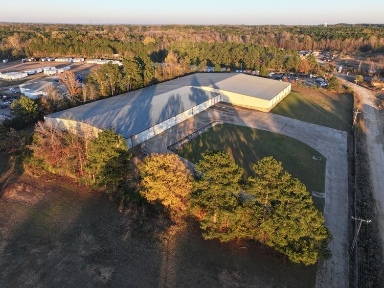 Primary Photo Of 1014 Industrial Park Dr, Clinton Warehouse For Lease