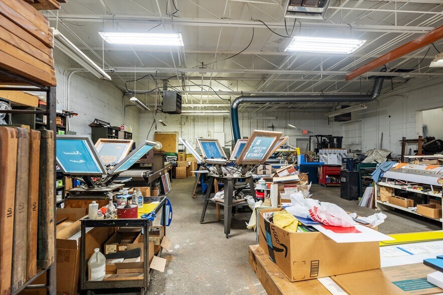 More Photos Of 73 W Walton Blvd, Pontiac Manufacturing For Sale