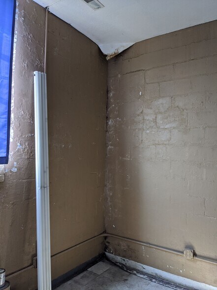 More Photos Of 250 S Kinzie Ave, Bradley Flex For Sale