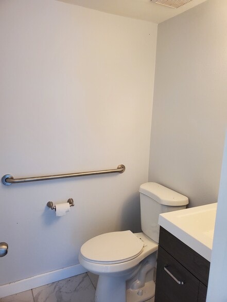 More Photos Of 2015 S Tuttle Ave, Sarasota Medical For Sale