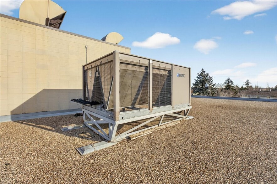 More Photos Of 11831 123 St NW, Edmonton Office For Sale