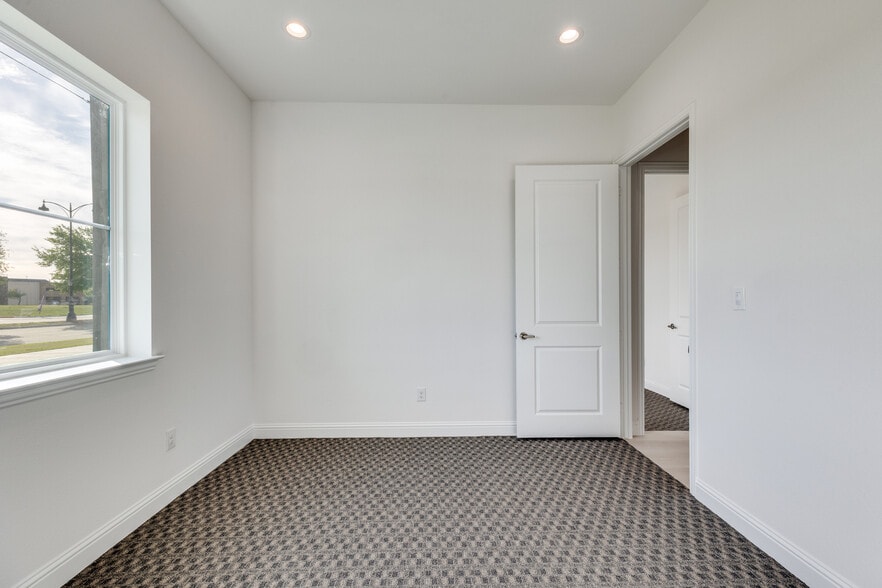 More Photos Of 6000 Alma Rd, McKinney Business Park For Lease