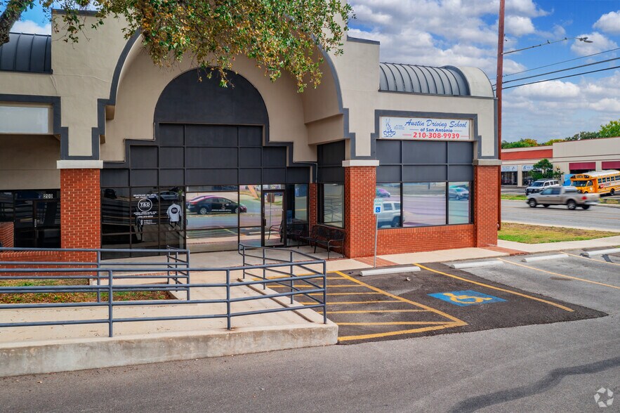 More Photos Of 7530 Bandera Rd, San Antonio Storefront For Lease