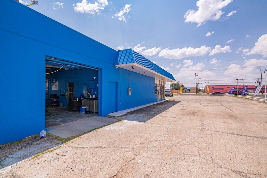 More Photos Of 2201 E 8th St, Odessa Office For Sale