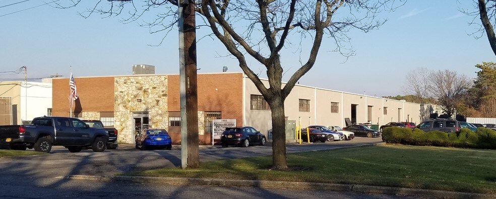 Primary Photo Of 1605 Sycamore Ave, Bohemia Warehouse For Lease