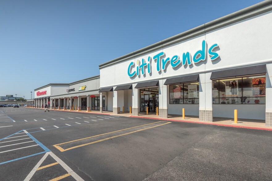 More Photos Of 5240-5392 W 34th St, Houston General Retail For Lease