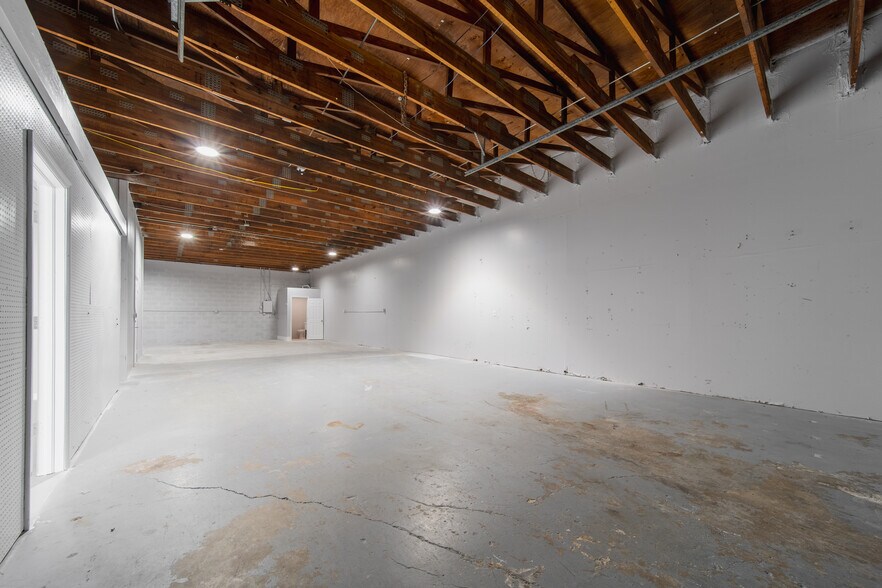 More Photos Of 3559 Veronica S Shoemaker Blvd, Fort Myers Warehouse For Lease