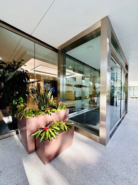 More Photos Of 13430 Northwest Fwy, Houston Office For Lease