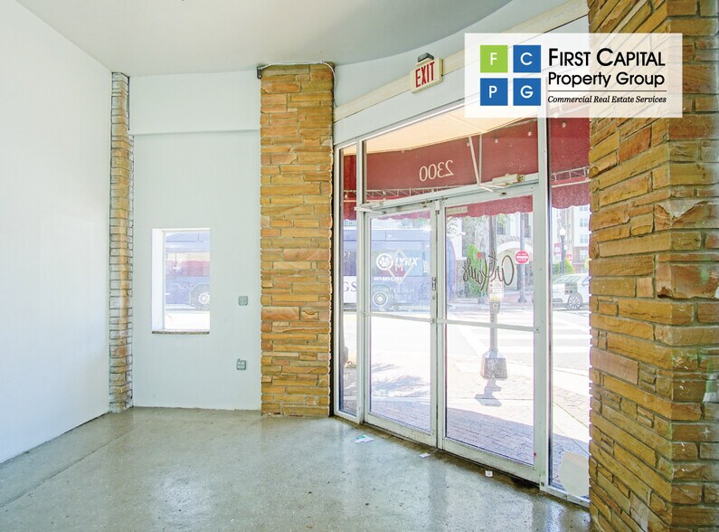 More Photos Of 2300-2304 Edgewater Dr, Orlando Storefront For Lease