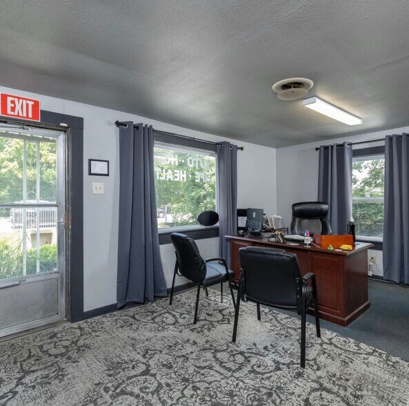 More Photos Of 1722 N Gregg Ave, Fayetteville Office For Sale