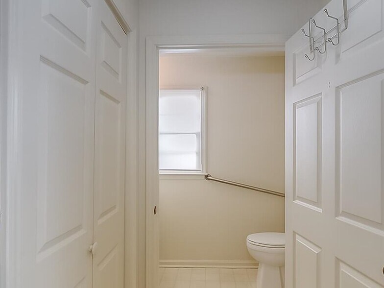 More Photos Of 513 E High St, Lexington Freestanding For Lease